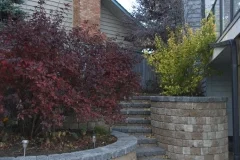retaining wall - desert bluff roman pisa retaining wall and steps with charcoal revers a cap coping