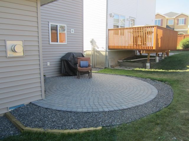 Arbour-Lake-cobble-patio-circle-pattern