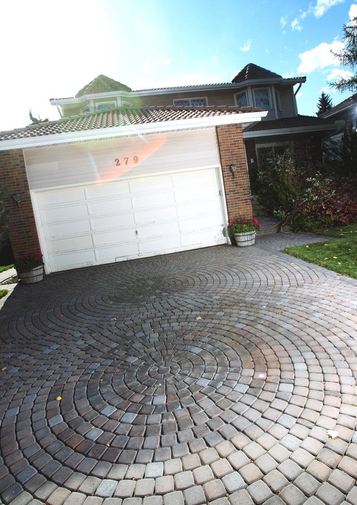 Driveway - rustic cobble circle pattern