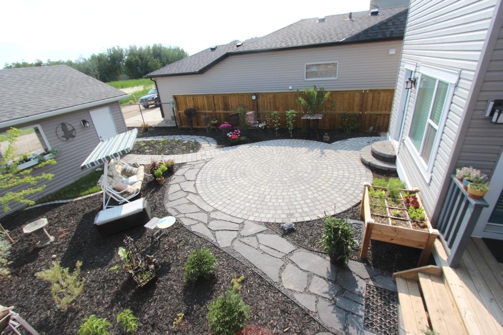 Patio Pathway - Charcoal roman euro patio and pathway with rundle flagstone pathway and black mulch beds