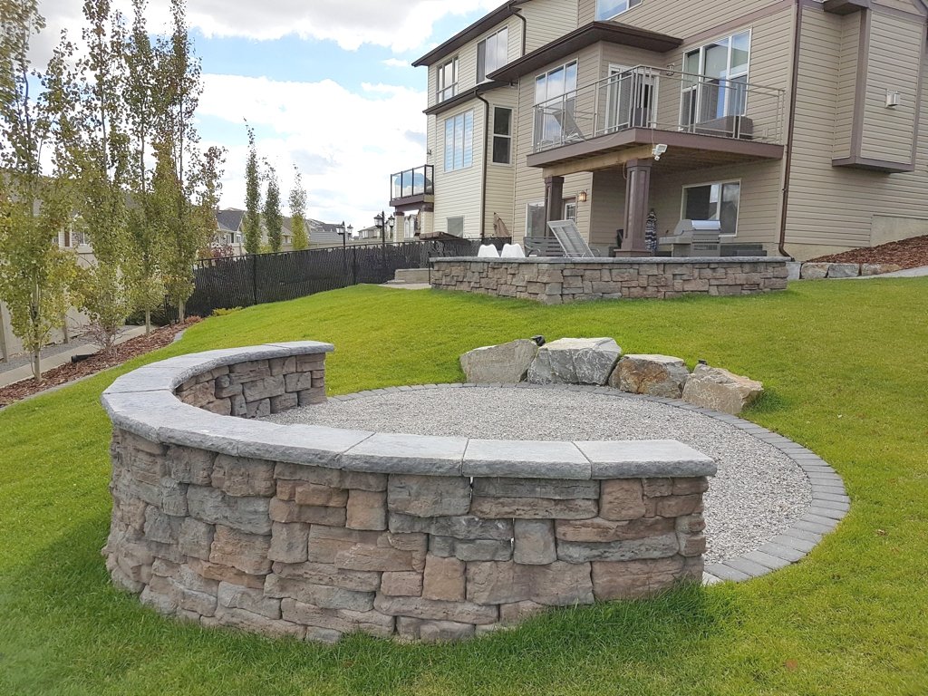 curved-decorative-wall-boulders-mow-brick-crushed-gravel