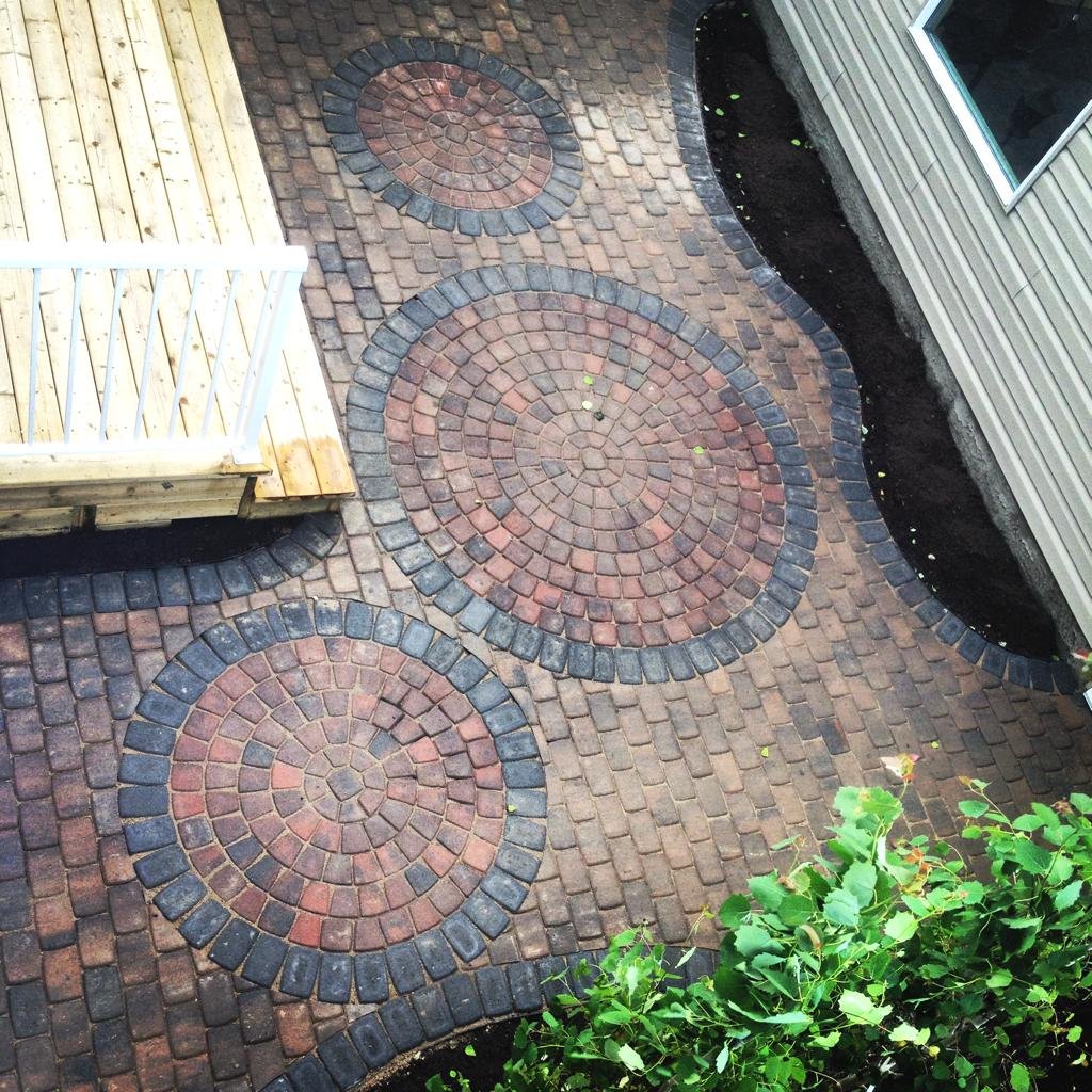 patio - Cobble Pavers with Custom circle designs in northern with charcoal border