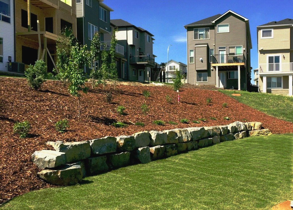 natural-stone-retaining-wall-with-mulch-bed-behind
