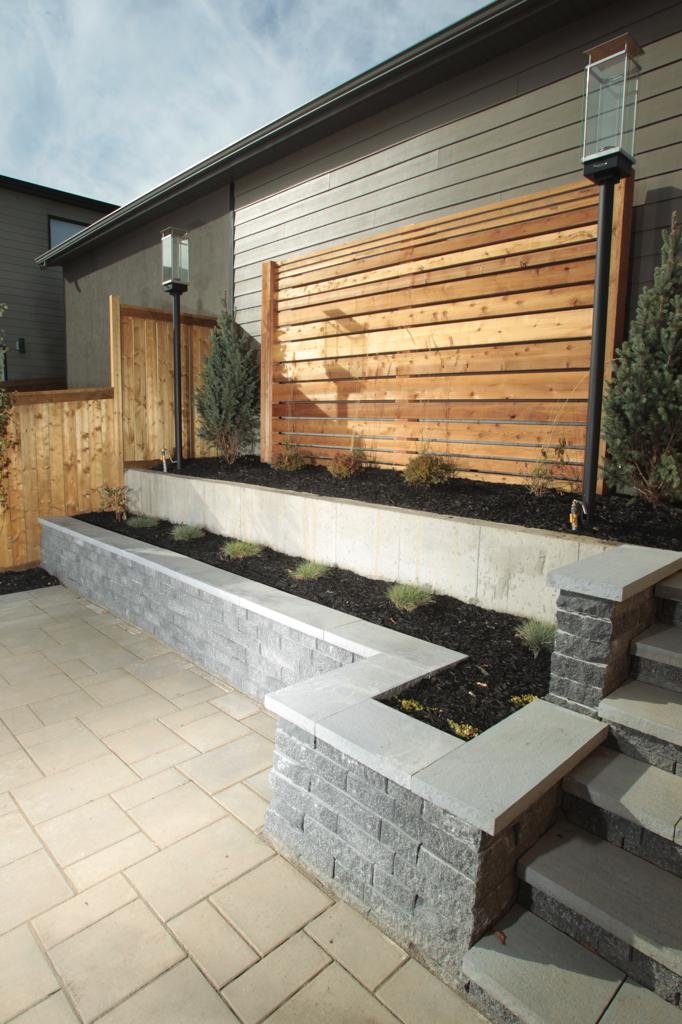retaining wall - black onyx retaining wall with shale grey piedemonte coping with black mulch beds