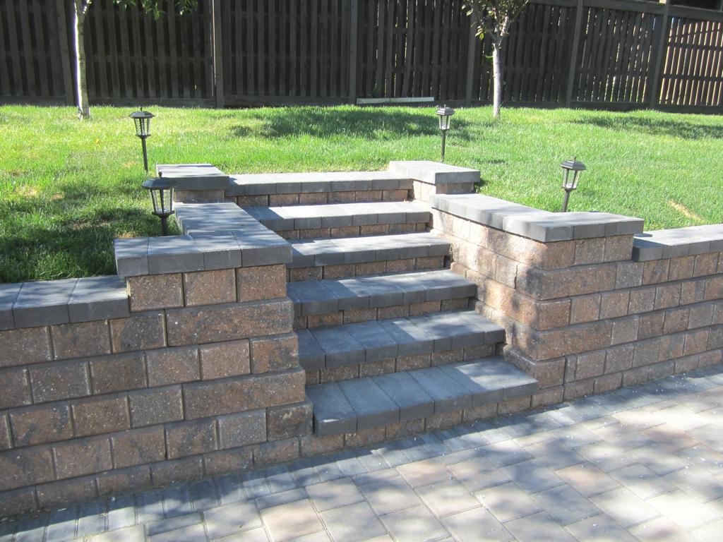 steps - rustic pisa II retaining wall and steps with charcoal capstones